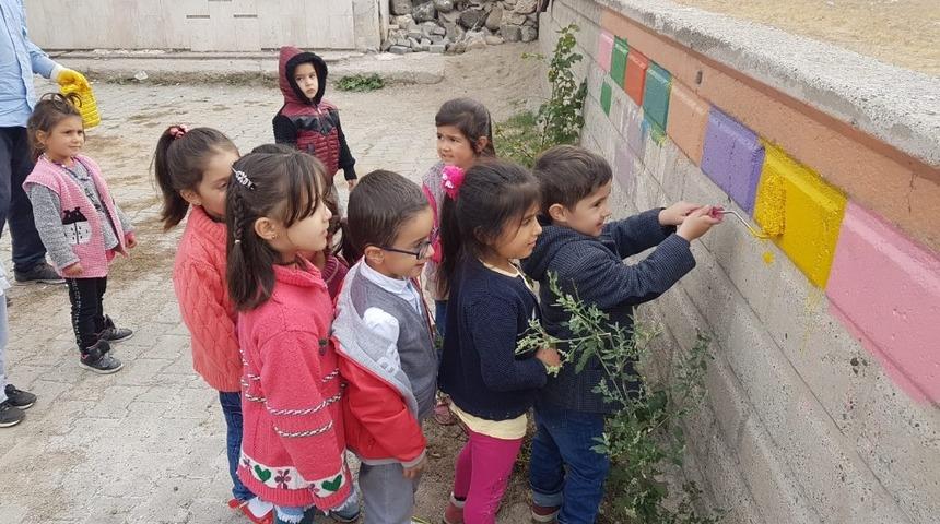 Anasınıfı &ouml;ğrencileri okullarını boyadı