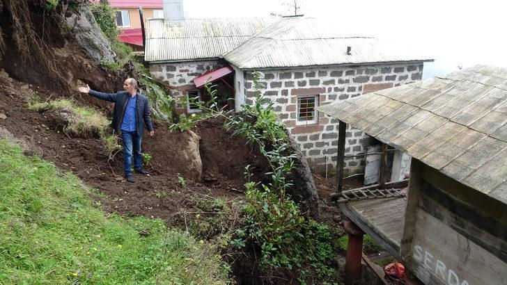 Yamaçtan koptu, evin yanına düştü! Faciaya kıl payı... G1