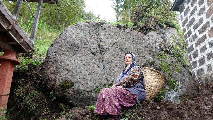 Yamaçtan koptu, evin yanına düştü! Faciaya kıl payı... G5