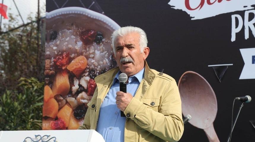 Öğrencilerin yaptığı aşure vatandaşlardan tam not aldı