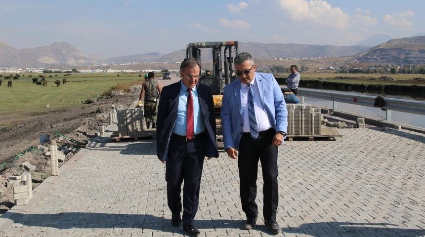 Hacılar&rsquo;da Durmak Yok, Yol Yapımına Devam