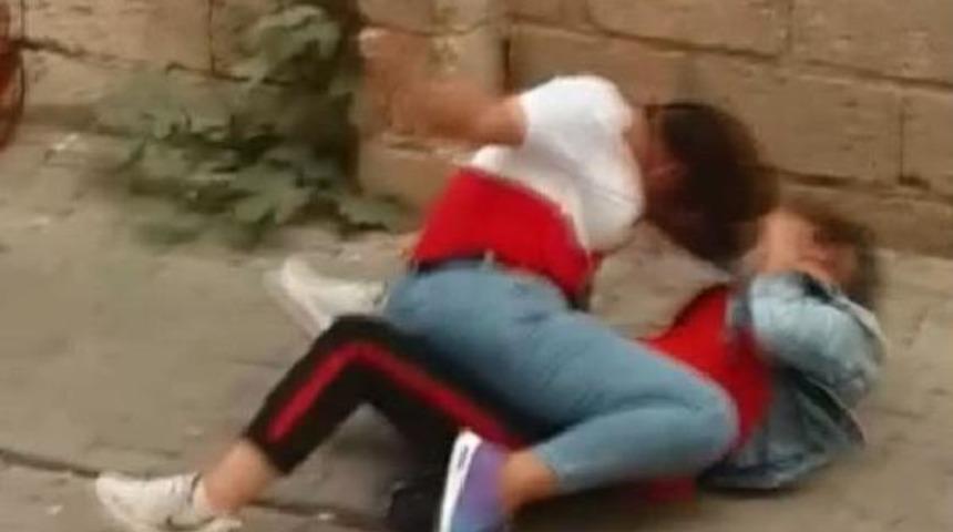 Şanlıurfa'da 'pes' dedirten görüntü! İki liseli kız sokak ortasında...