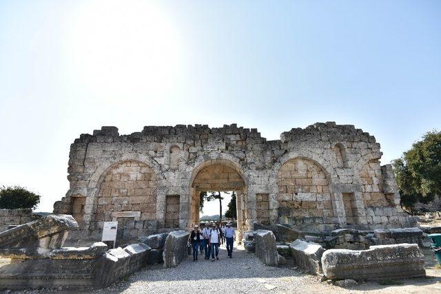 Festival konukları Perge’de