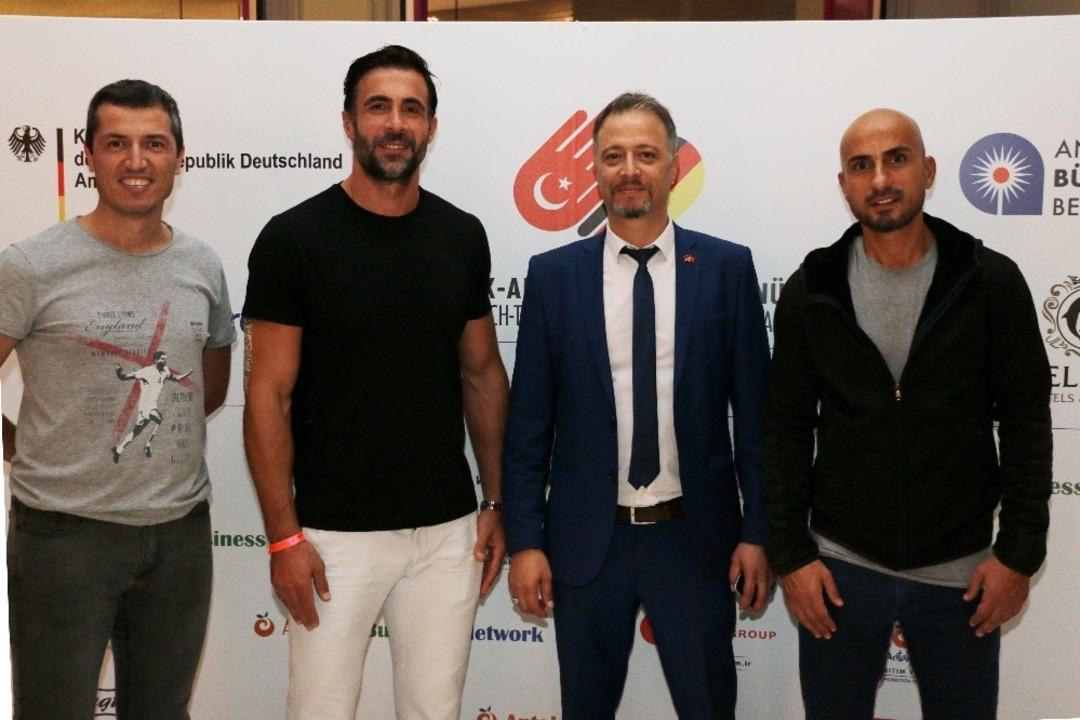 &lsquo;Efsaneler&rsquo; a&ccedil;ılış kokteylinde buluştu