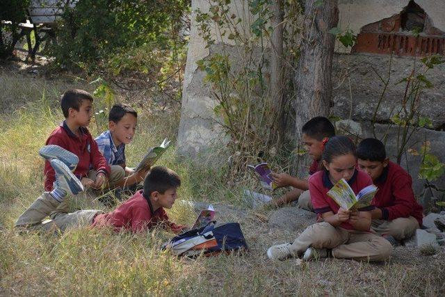 Kaymakam İrdelp öğrencilerle kitap okudu