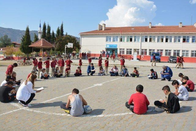 Kaymakam İrdelp öğrencilerle kitap okudu