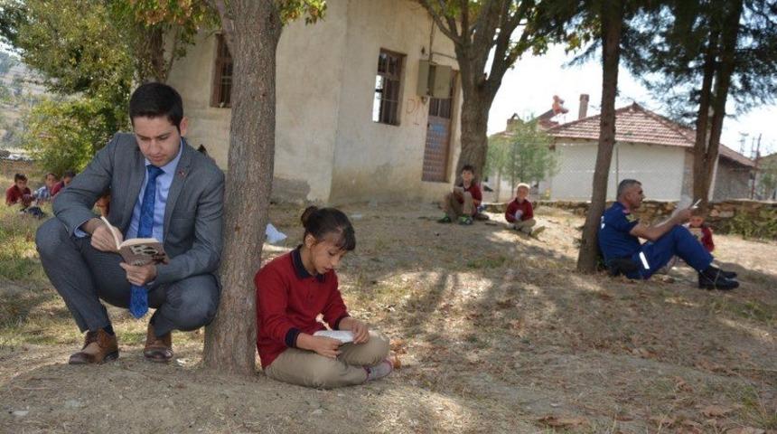 Kaymakam İrdelp &ouml;ğrencilerle kitap okudu