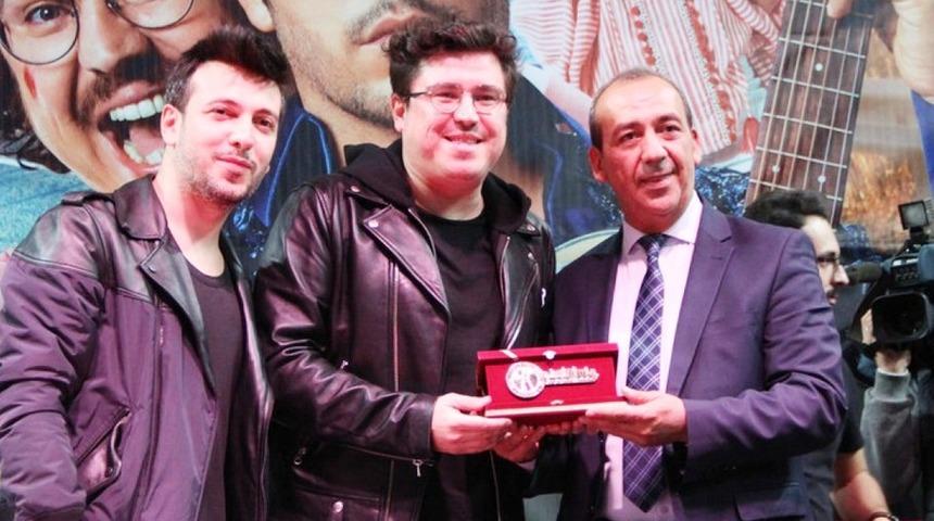 Başrol oyuncuları Ko&ccedil; ve B&uuml;y&uuml;kak &uuml;niversite &ouml;ğrencileriyle buluştu