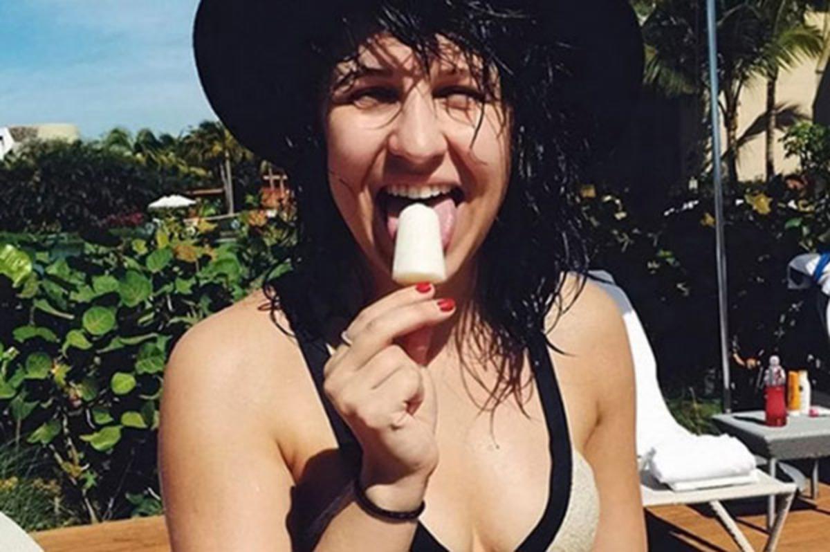 Skandalın b&ouml;ylesi! &Ccedil;ıplak ve bağlanmış haldeki fotoğraflarını mail atınca...