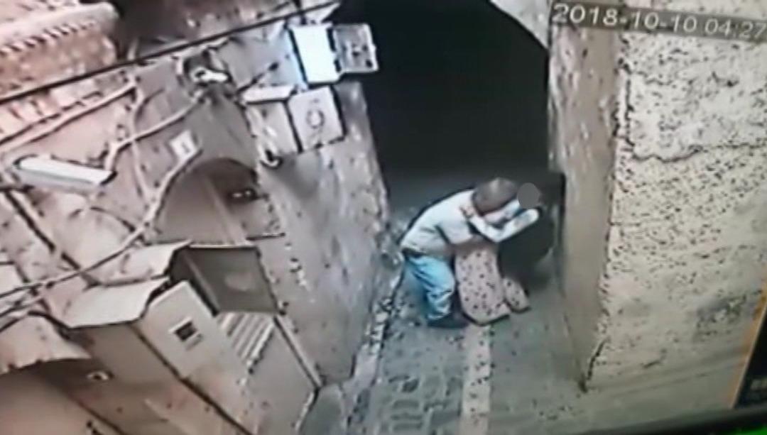 İğren&ccedil; sapık kamerada! Engelli kızı dakikalarca sıkıştırdı