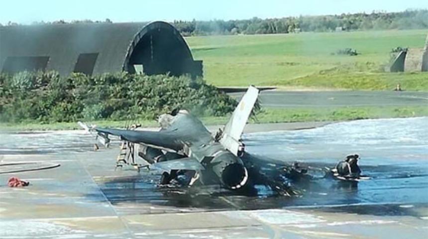 Dev patlama! Hava &uuml;ss&uuml;nde F-16'ları yanlışlıkla vurdular