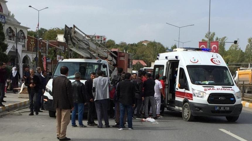 Kamyonet yayaya &ccedil;arptı: 1 yaralı