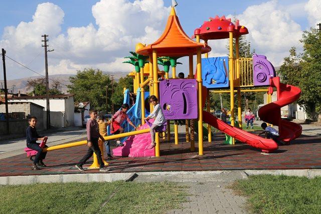 Erzincan Belediyesi yeni çocuk parkları yapıyor