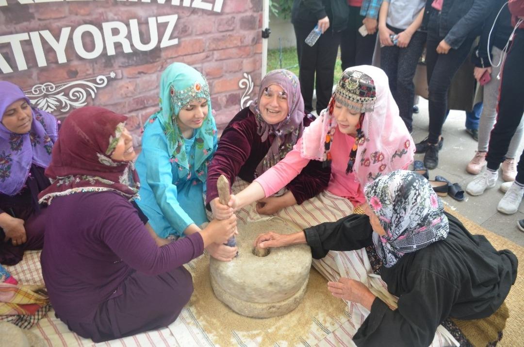 Dibekte bulgurlar d&ouml;v&uuml;ld&uuml;, değirmende ge&ccedil;irildi, y&uuml;zyıllık gelenek Bilecik&rsquo;te yaşatıldı