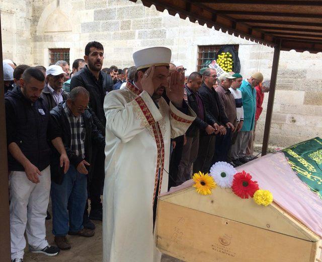 Kocasının öldürdüğü Şeyda, tabutunda 4 farklı renkteki çiçekle uğurlandı