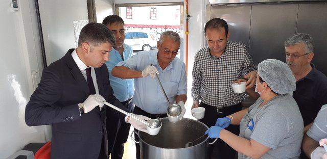 Büyükşehir, Kaş’ta aşure dağıttı