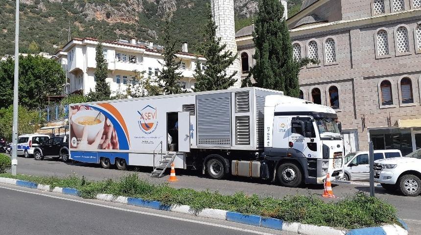 B&uuml;y&uuml;kşehir, Kaş&rsquo;ta aşure dağıttı