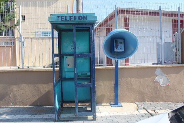 Vatandaşın kullanılmayan telefon kulübesi tepkisi