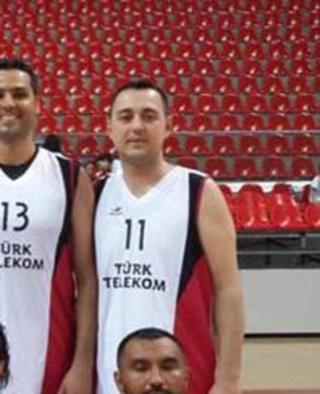 Basketbol oynarken kalp krizi geçirip ölen bankacı, toprağa verildi