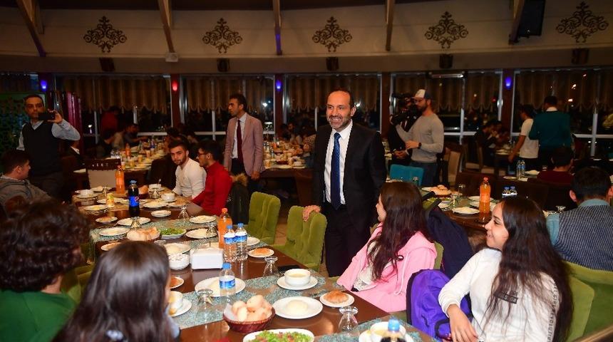 Başkan &uuml;niversiteli &ouml;ğrencilerle buluştu