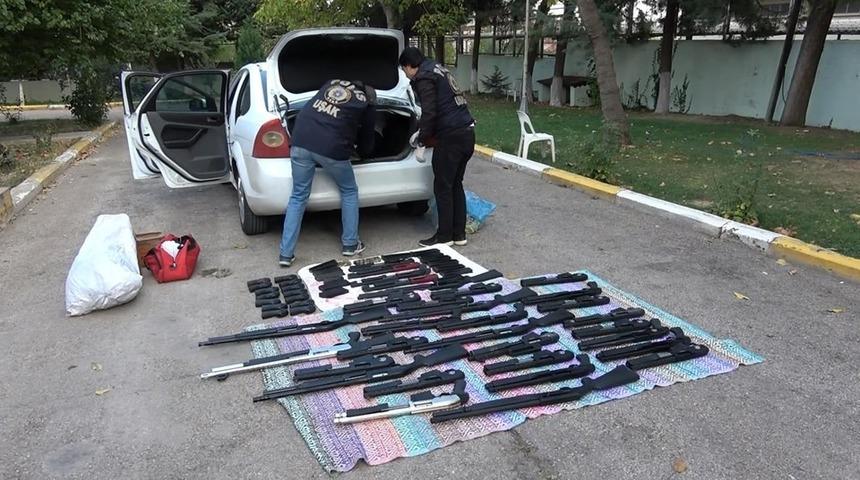 Uşak girişinde durdurulan bir ara&ccedil; cephanelik gibi &ccedil;ıktı