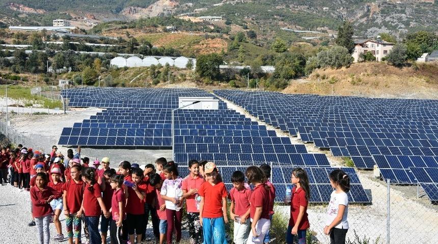 &Ouml;ğrenciler G&uuml;neş Enerjisi Santrali&rsquo;ni gezdi