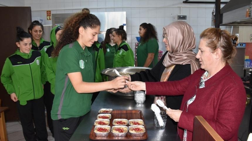 D&uuml;zcelilere aşure ikramı