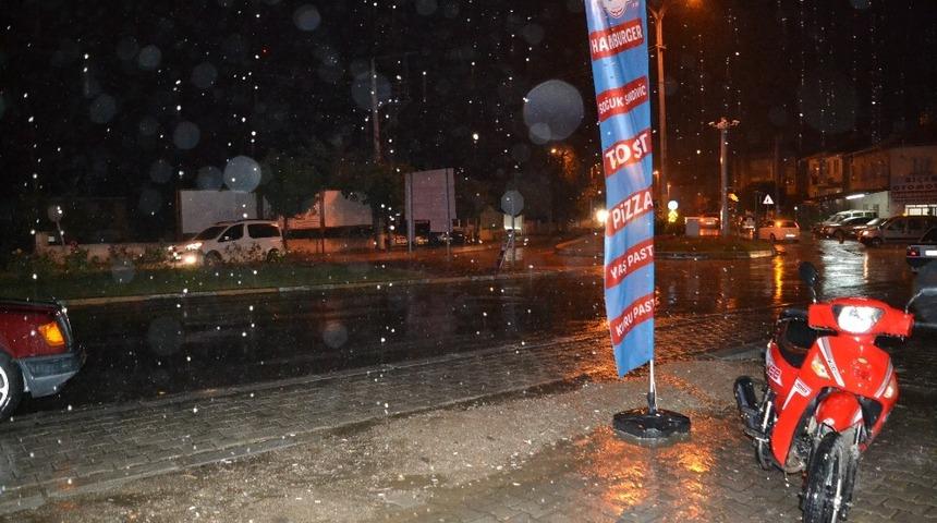 Şuhut&rsquo;da ani bastıran yağmur etkili oldu