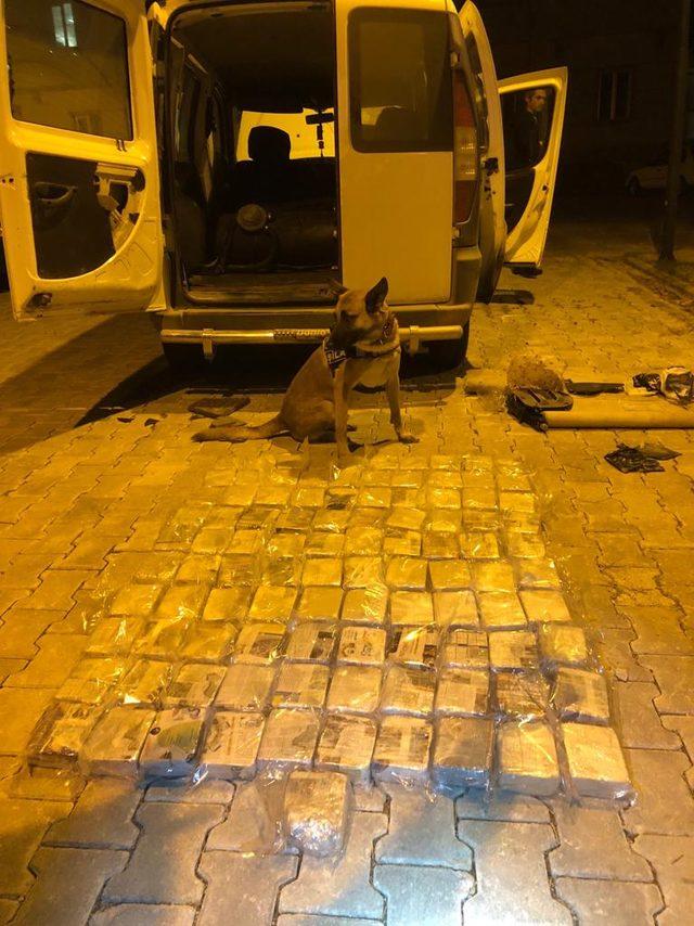 Van'da durdurulan otomobilde 52 kilo 'eroin' ele geçirildi