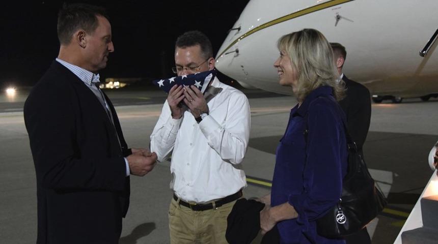 Rahip Brunson'dan T&uuml;rkiye'ye mesaj! Almanya'ya iner inmez ABD bayrağını &ouml;pt&uuml;! 