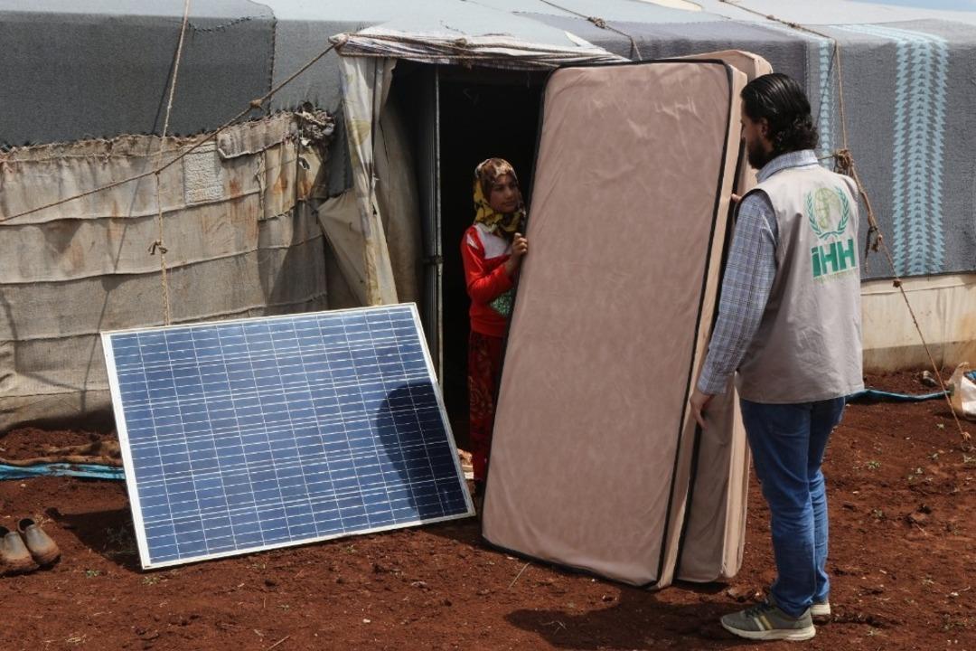 İHH&rsquo;dan İdlib&rsquo;e kış &ouml;ncesi battaniye ve s&uuml;nger yatak yardımı