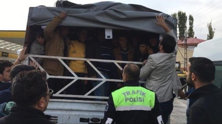 Kamyonetin kasasında 57 yabancı uyruklu ka&ccedil;ak şahıs yakalandı