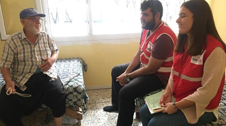 Gen&ccedil; Kızılay g&ouml;n&uuml;ll&uuml;lerinden yaşlılara ziyaret