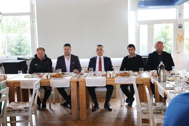 Vali Bilgin, Kırklarelispor futbolcuları ile kahvaltıda buluştu