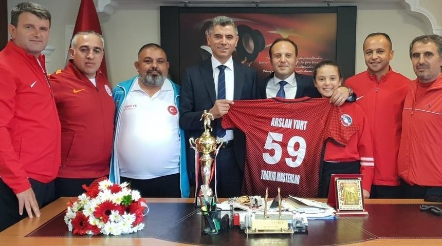 D&uuml;nya Veteranlar Şampiyonası&rsquo;nın en değerli oyuncusu &ouml;d&uuml;l&uuml; Tekirdağ&rsquo;a