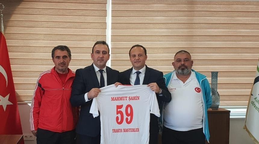D&uuml;nya Kupası finalistleri başarılarını Mahmut Şahin ile paylaştı