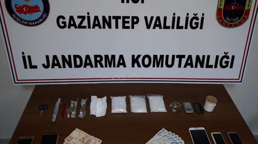 Jandarma&rsquo;nın dur ihtarına uymayan ara&ccedil;tan uyuşturucu &ccedil;ıktı