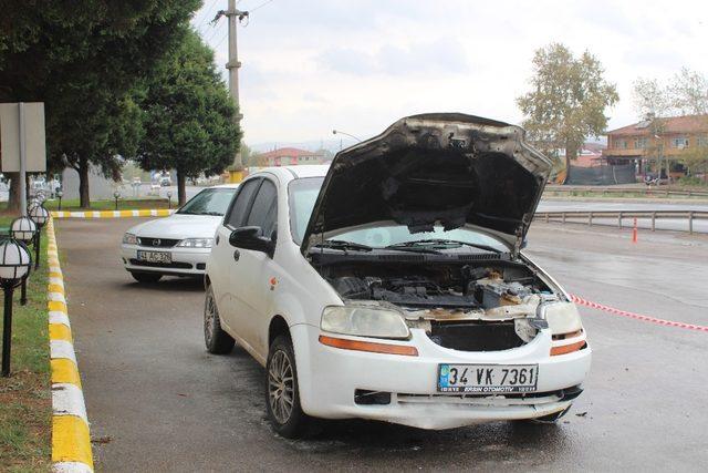 Kaldırıma çarparak yanan otomobili vatandaşlar söndürdü