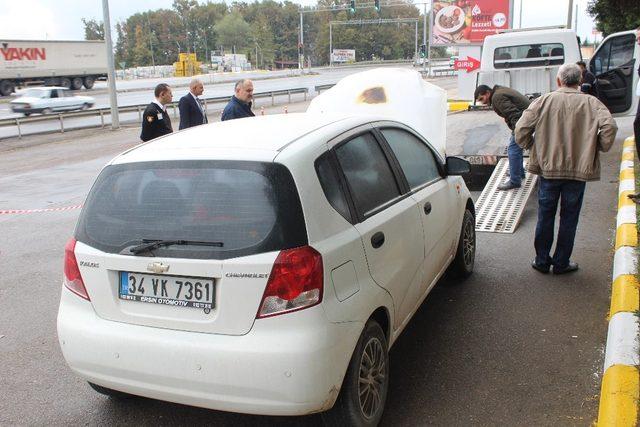 Kaldırıma çarparak yanan otomobili vatandaşlar söndürdü