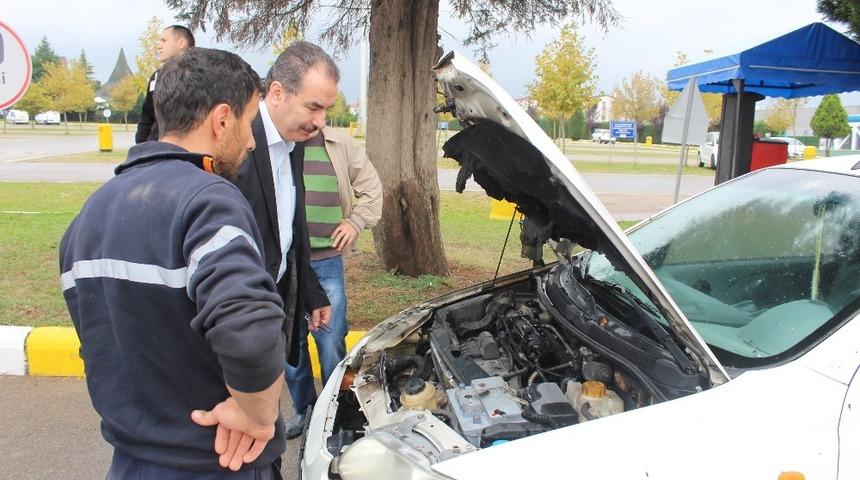 Kaldırıma &ccedil;arparak yanan otomobili vatandaşlar s&ouml;nd&uuml;rd&uuml;