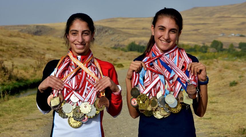 Aileleri ikna edildi, Zeynep ile Eda şampiyon oldu