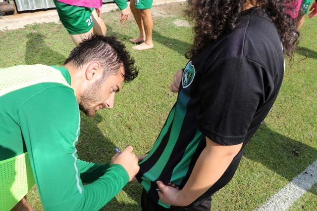 Özel öğrencilerden futbolculara pasta ikramı