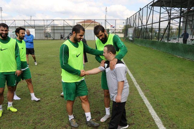 Özel öğrencilerden futbolculara pasta ikramı