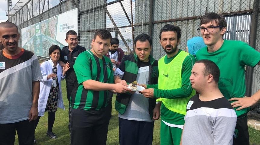 &Ouml;zel &ouml;ğrencilerden futbolculara pasta ikramı