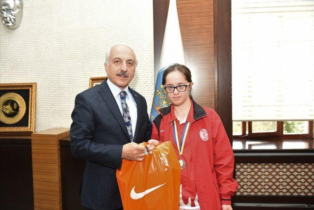 Başkan Gül’de şampiyon sporcuya ödül