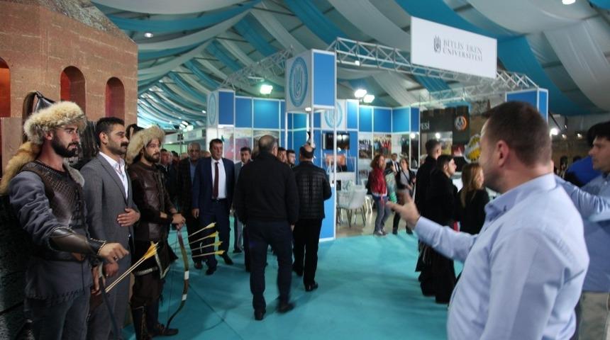 Ahlat standına yoğun ilgi