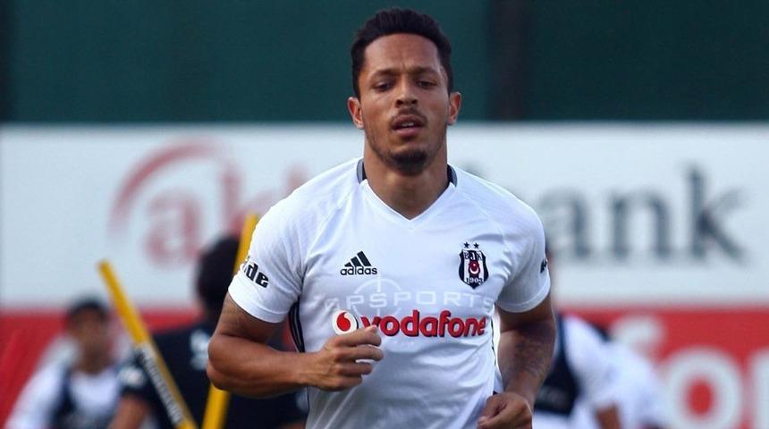 Beşiktaş'ta Adriano yeniden sakatlandı!