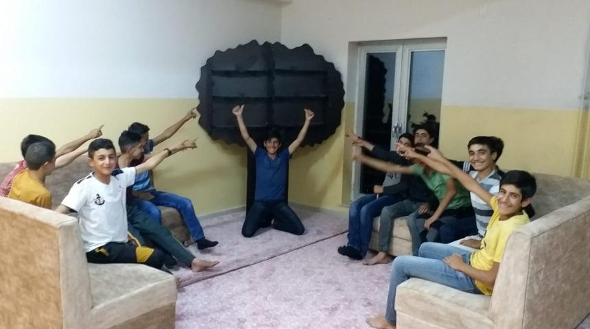 Okul pansiyonuna kitaplık kurdular, kitap desteği bekliyorlar