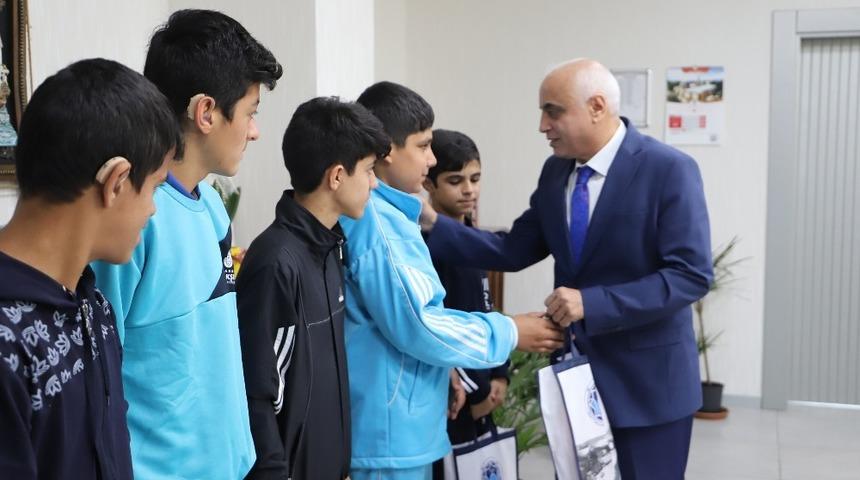 Battalgazi Belediyesi&rsquo;nden başarılı &ouml;ğrencilere hediye