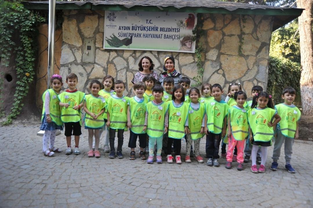 Anaokulu &ouml;ğrencileri egzotik hayvanlarla tanıştı